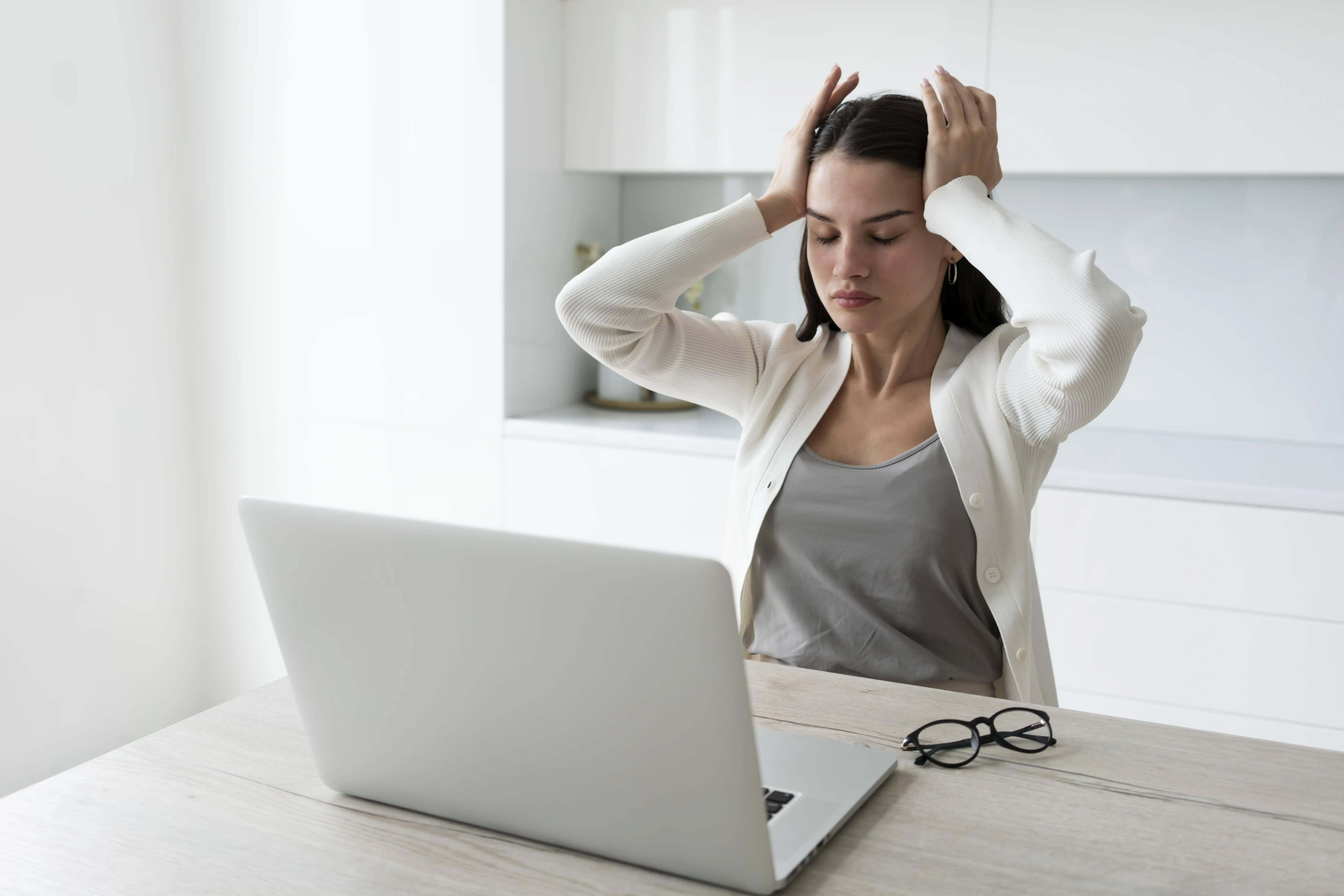 mujer-en-cuarentena-de-tiro-medio-trabajando-desde-casa-estrés