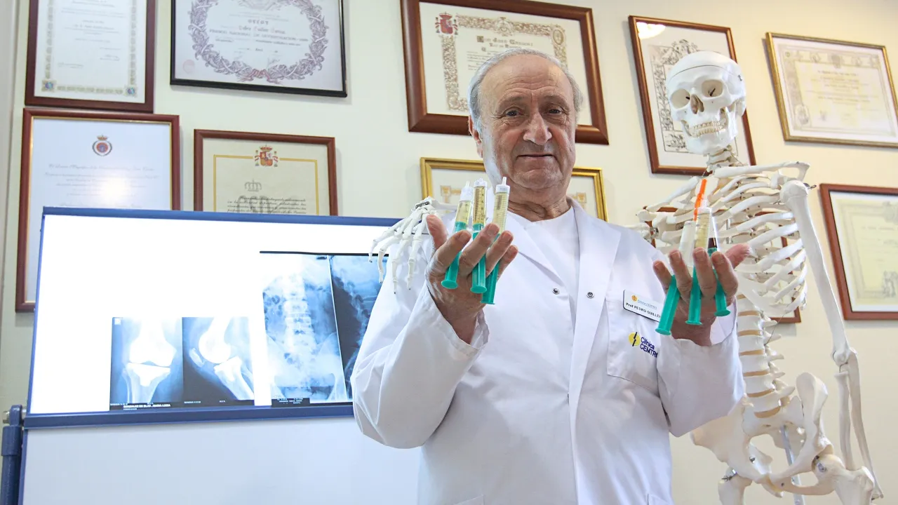 Dr. Pedro Guillén traumatólogo en consulta médica con jeringas medicina regenerativa - tratamiento artrosis
